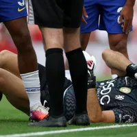 Brasileño le da patada en la cara a Dibu Martínez en caída de Chelsea