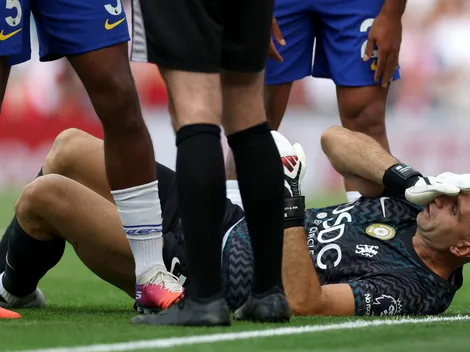 Brasileño le da patada en la cara a Dibu Martínez en caída de Chelsea