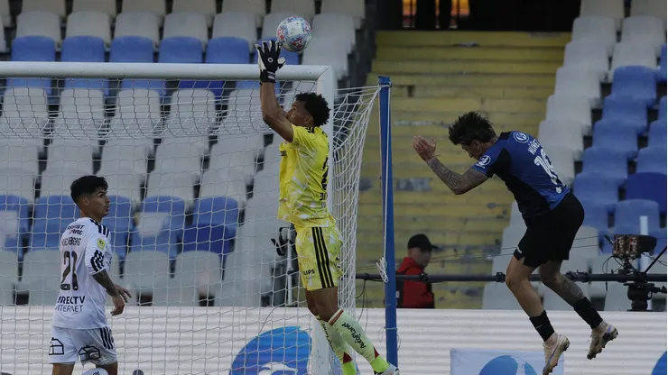 A Vozinha se le soltó una pelota que era sencilla de atrapar