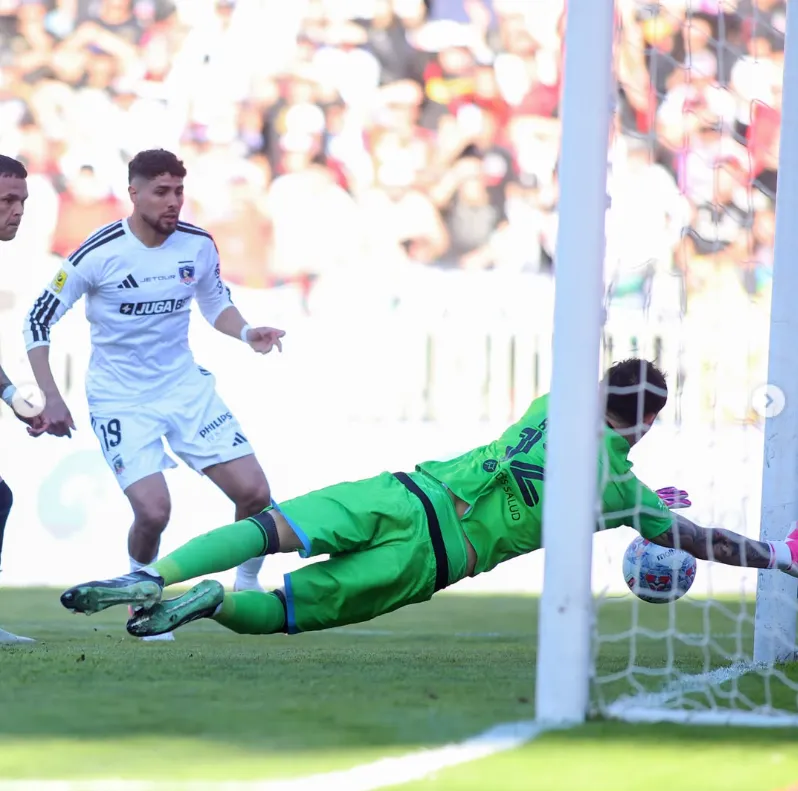 Christian Bravo en una de sus mejores tapadas. (Foto: Huachipato FC).