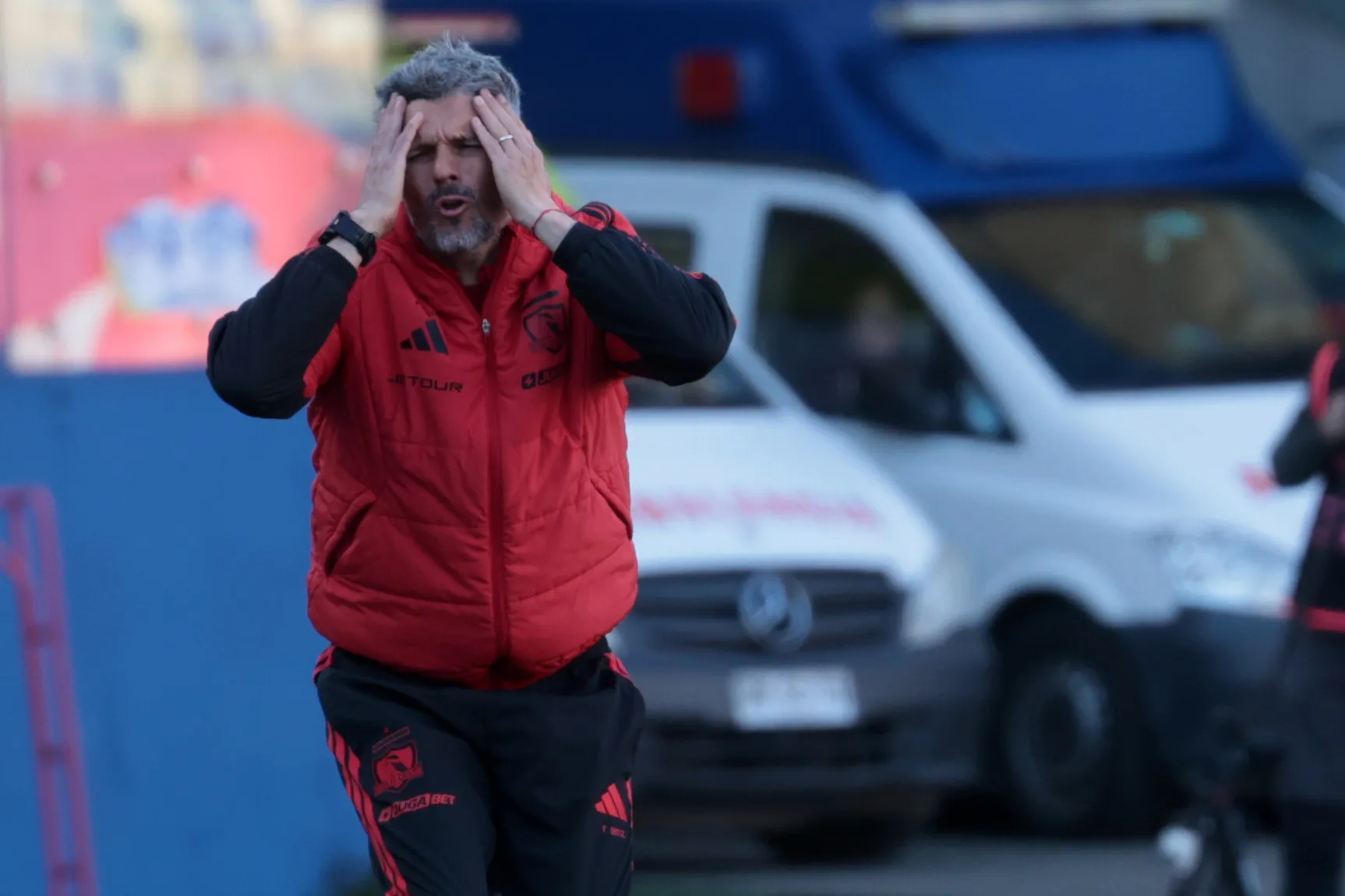 Fernando Ortiz quedó muy molesto por el césped del estadio Ester Roa Rebolledo. (Eduardo Fortes/Photosport).