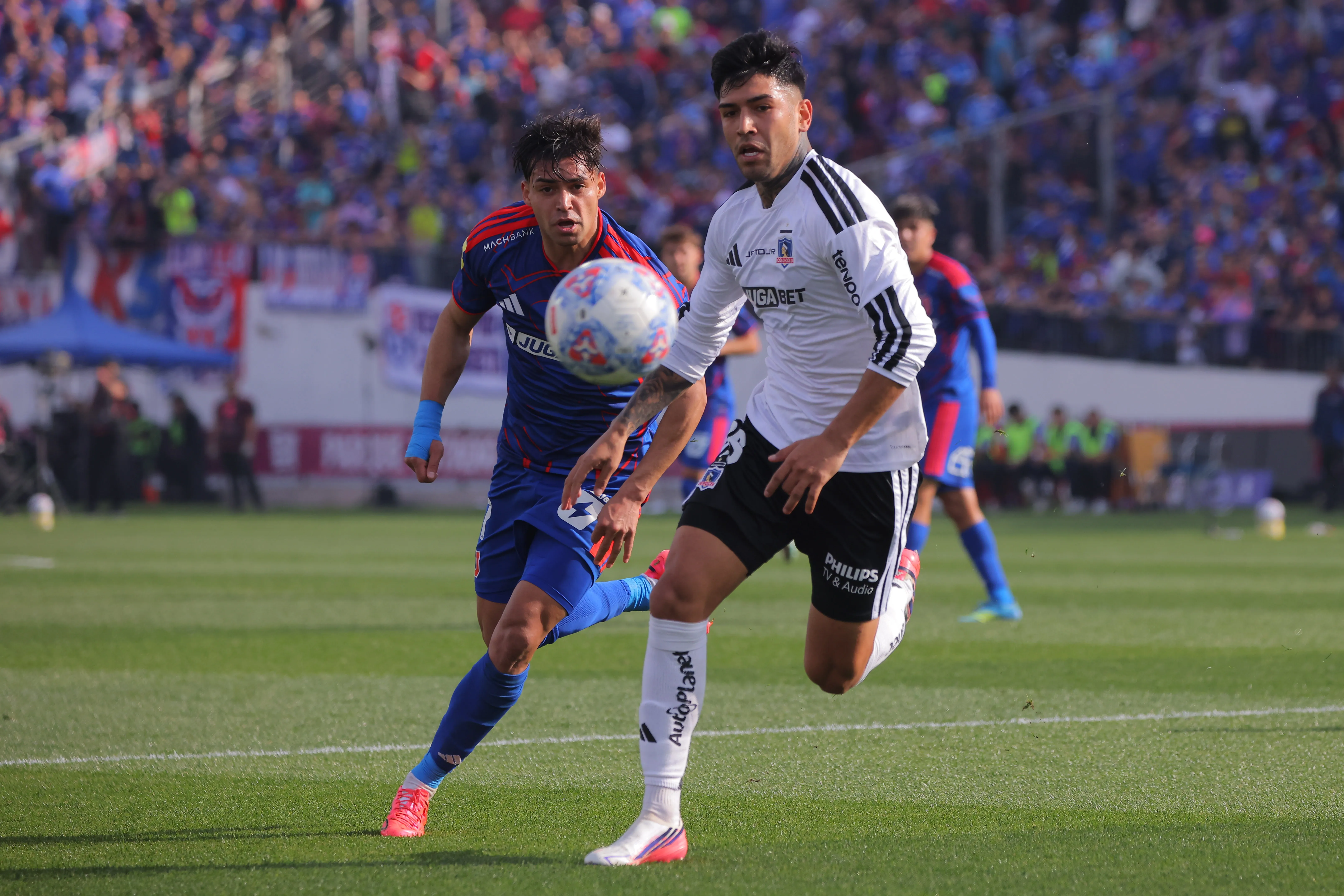 Diego Ulloa en acción en el Superclásico ante Universidad de Chile. (Andrés Piña/Photosport).