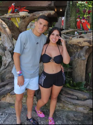 Lucas Cepeda y Steffi Elizondo viven su pololeo a distancia. En los próximos días la empresaria viajará a España.