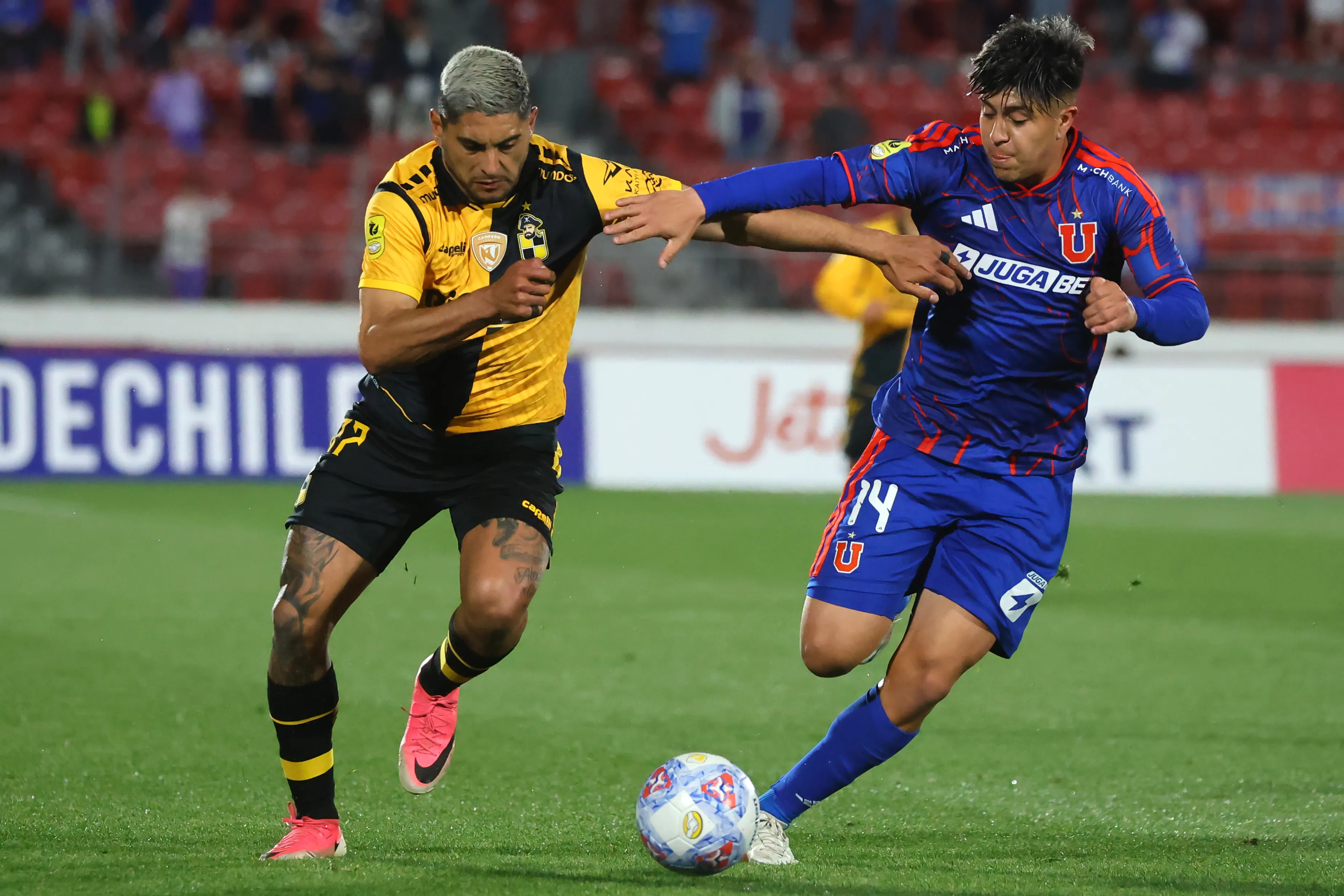 Marcelo Morales sumó su octava tarjeta amarilla en la U. Foto: Jonnathan Oyarzun/Photosport
