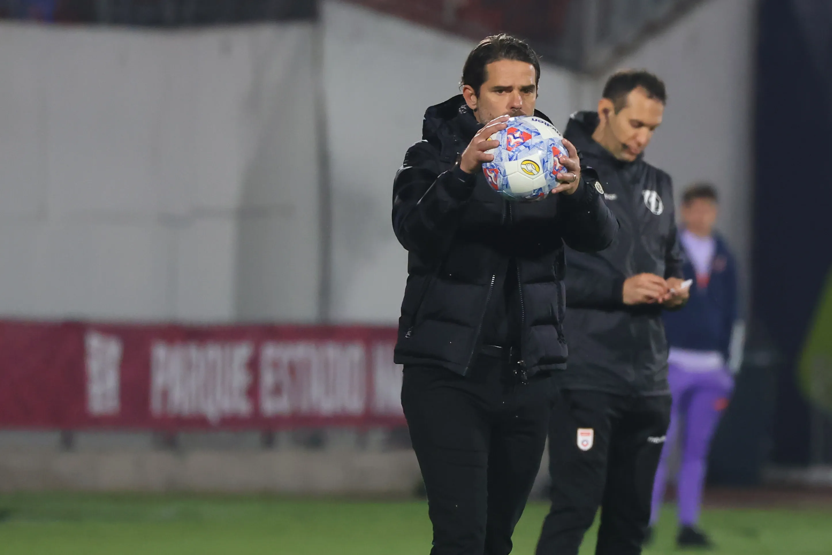 Fernando Gago tiene la pelota en las manos para los cambios en la U. Foto: Jonnathan Oyarzun/Photosport