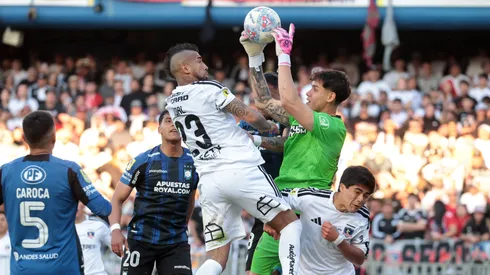 Christian Bravo lucha en las alturas con Arturo Vidal