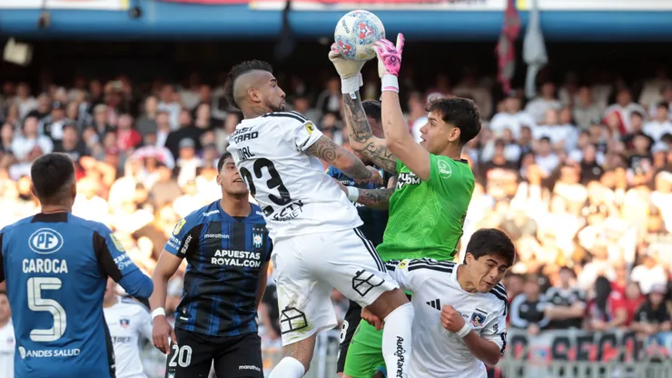 Christian Bravo lucha en las alturas con Arturo Vidal