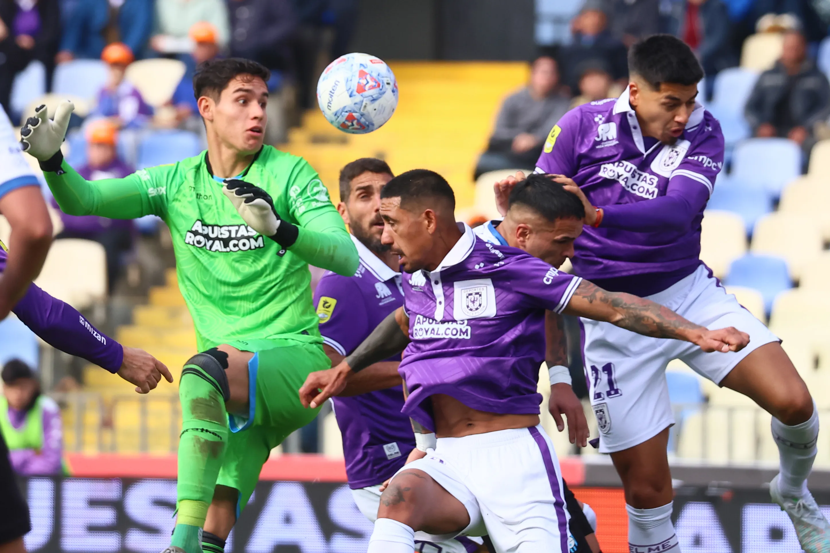 25 son los partidos que ya lleva Bravo en la portería de Huachipato. Foto: Eduardo Fortes/Photosport