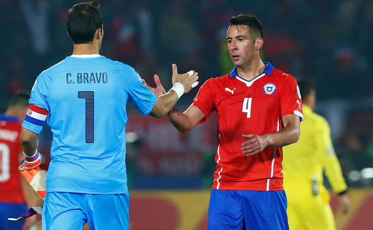 Claudio Bravo dedica emotivo mensaje a Mauricio Isla por su retiro Claudio Bravo dedica emotivo mensaje a Mauricio Isla por su retiro