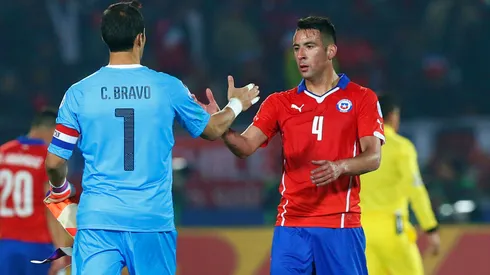 Claudio Bravo le escribió a Mauricio Isla por su retiro del fútbol a los 38 años.