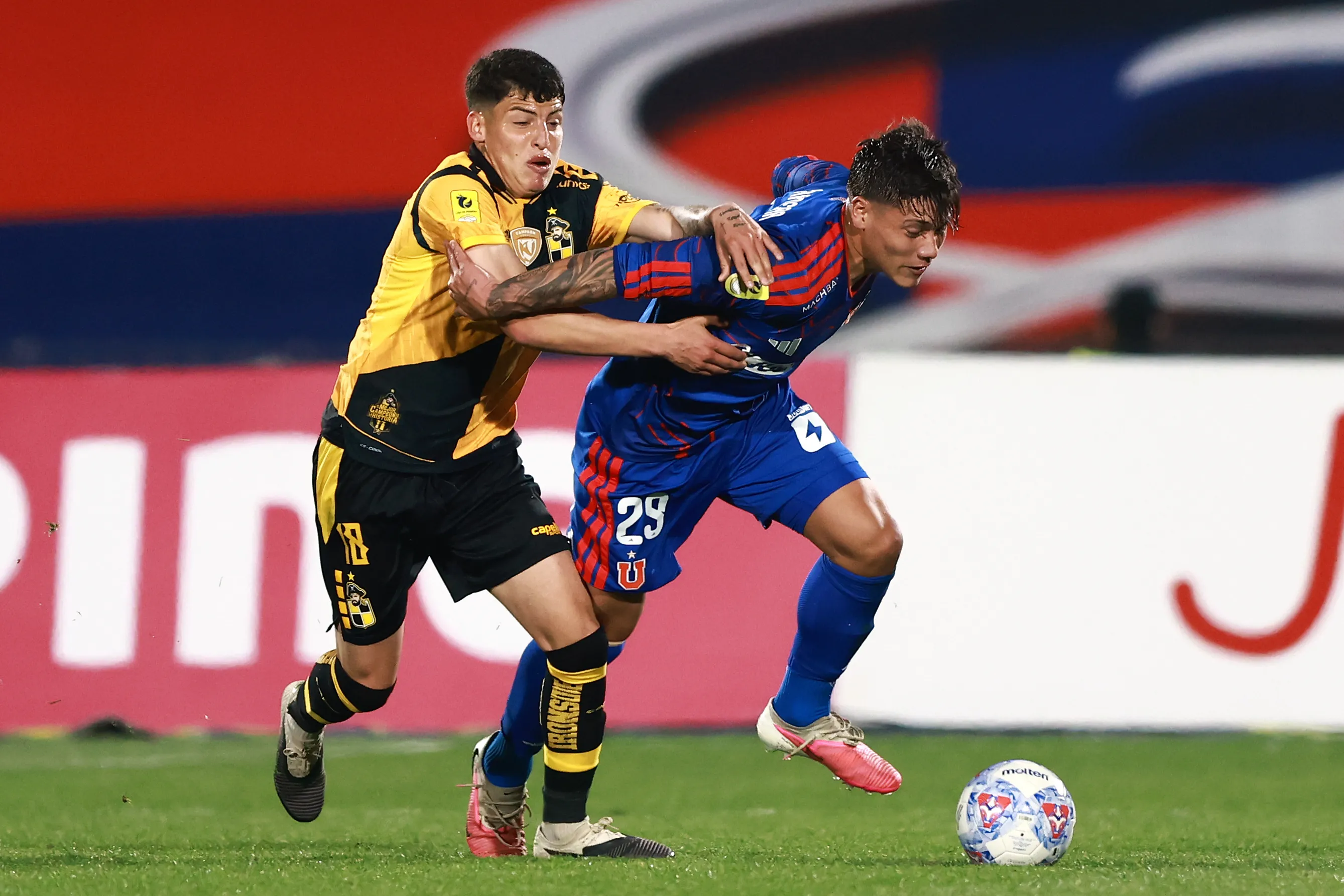 Lucas Barrera ha sido titular en la temporada en la U. Foto: Felipe Zanca/Photosport