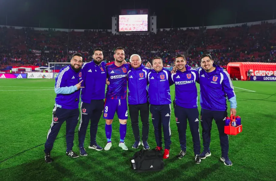 El kinesiólogo Camilo Lorenzo publicó la foto de toda el área médica de la U con Octavio Rivero.