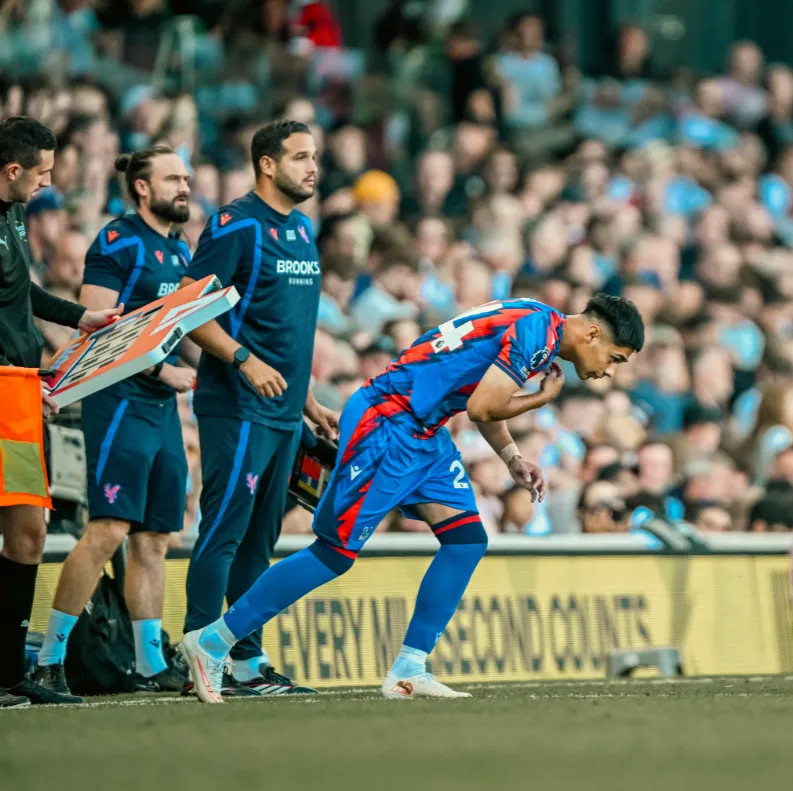 Darío Osorio reemplazó al japonés Daichi Kamada en su debut por la Premier League. (Foto: @CPFC).
