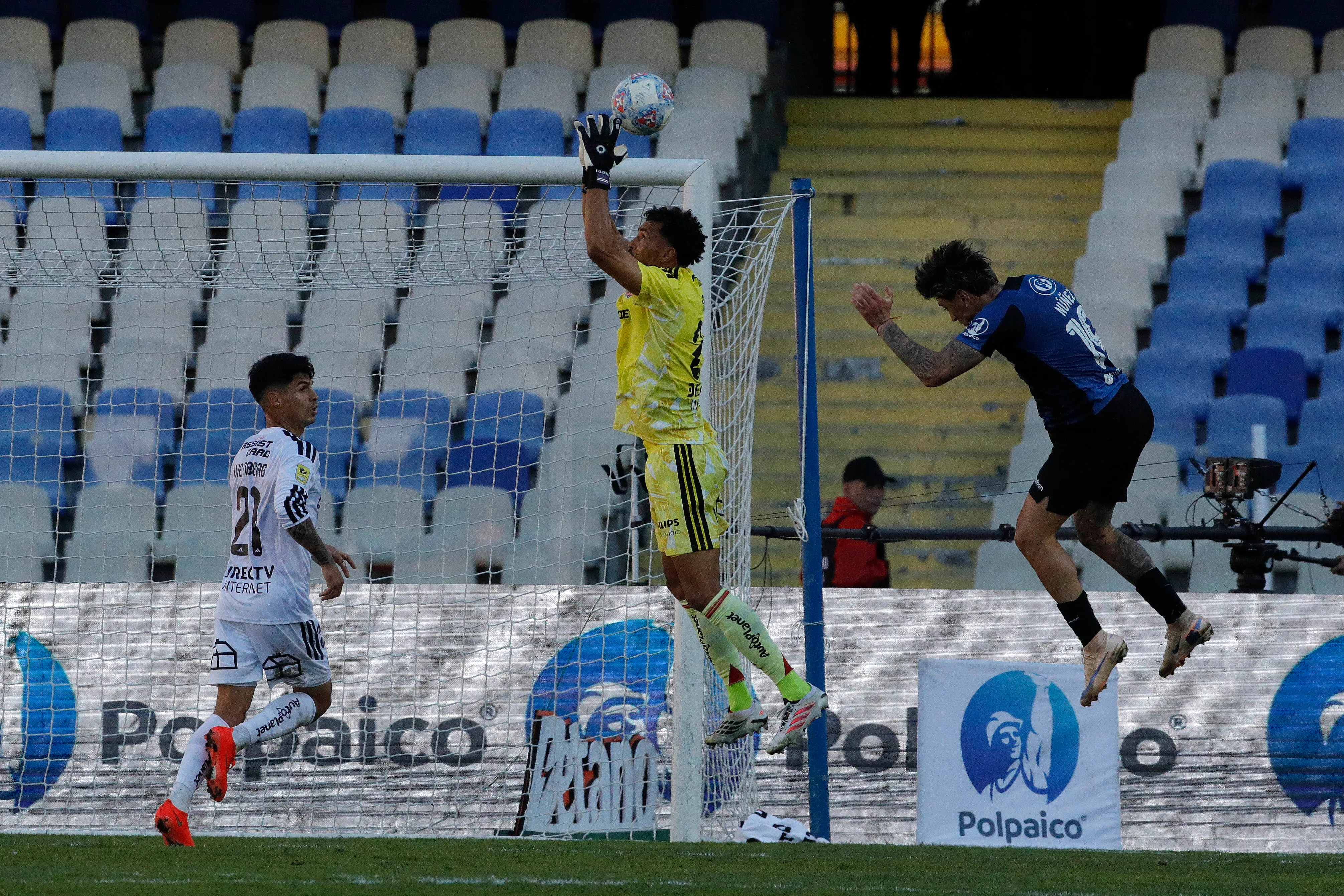 Vozinha quiso tomar este centro aéreo, pero falló estrepitosamente. (Marco Vazquez/Photosport).