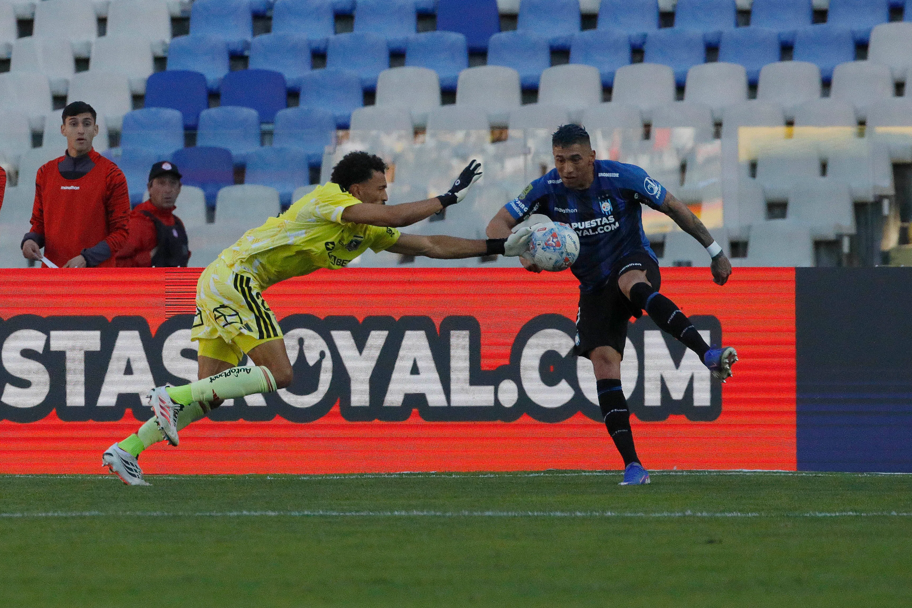 Vozinha intenta recuperar el balón ante el asedio de Mario Briceño. (Marco Vazquez/Photosport).