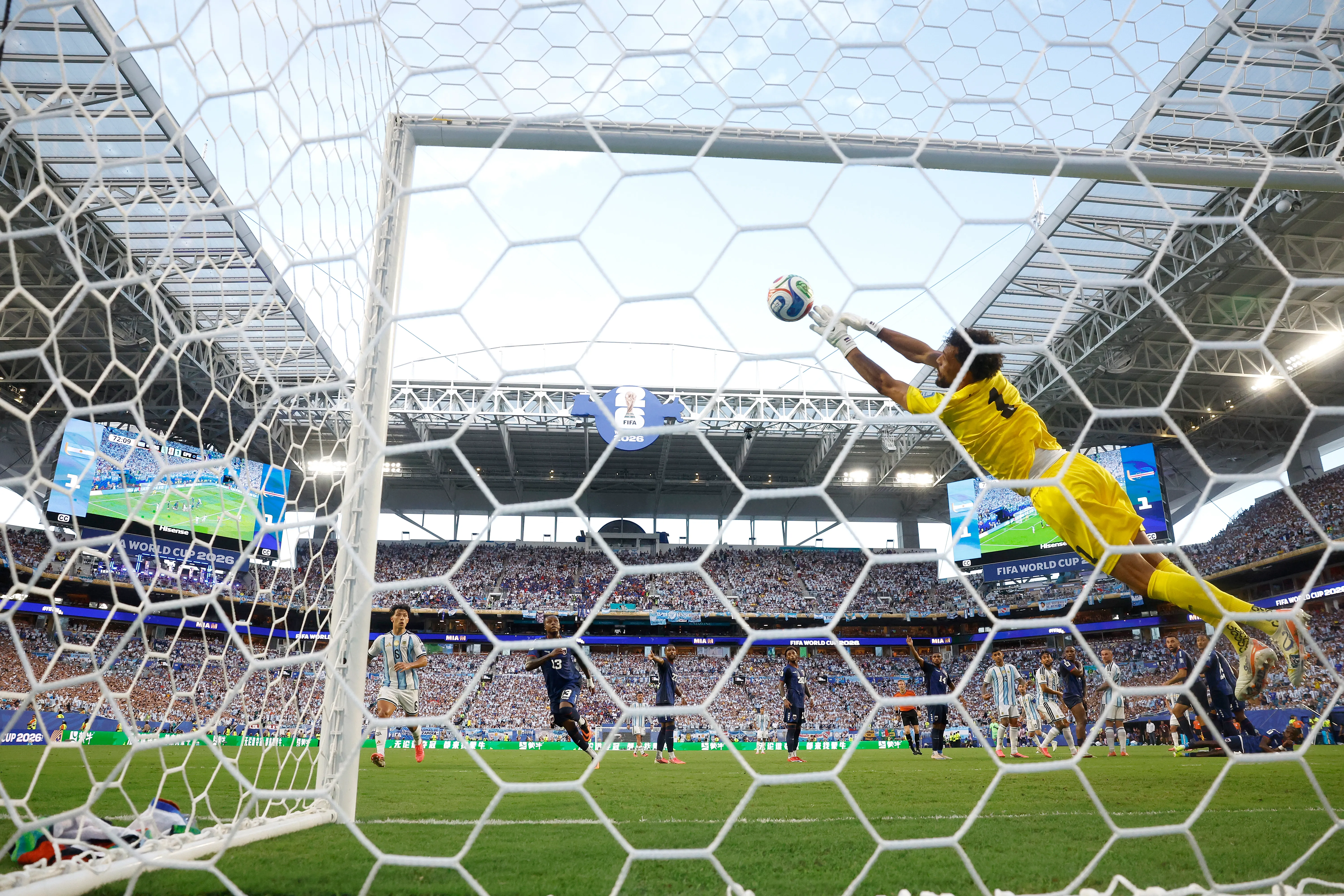 Vozinha hizo esta gran tapada a Lionel Messi en la derrota de Cabo Verde vs Argentina en el Mundial. (Darrian Traynor/Getty Images).