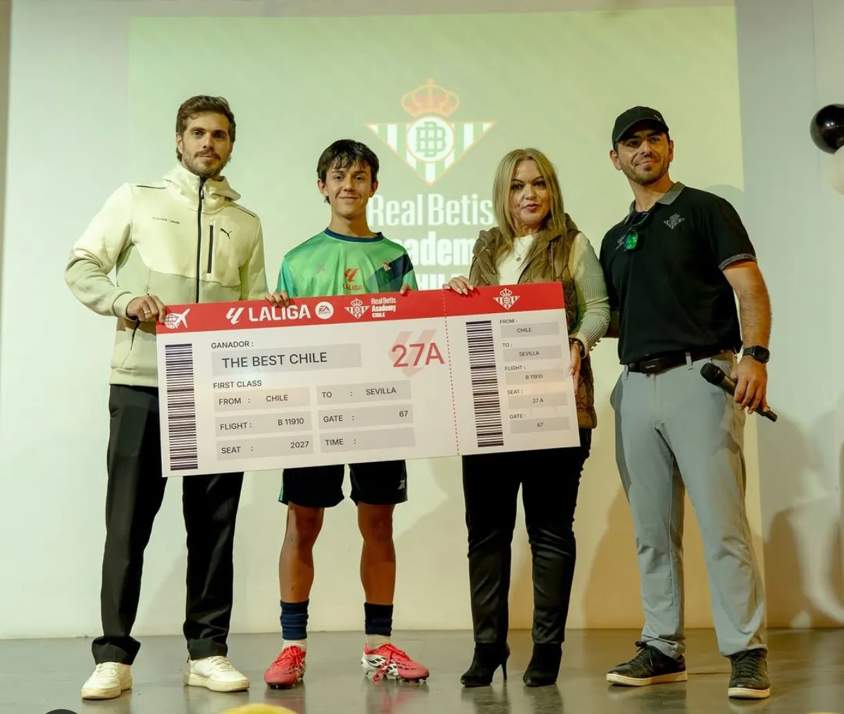 Francisco Cabello con el premio que lo llevó a Sevilla.
