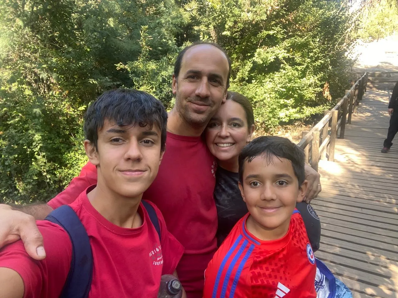 La familia lo acompaña en el sueño, aunque saben que esto no es todo en la vida.