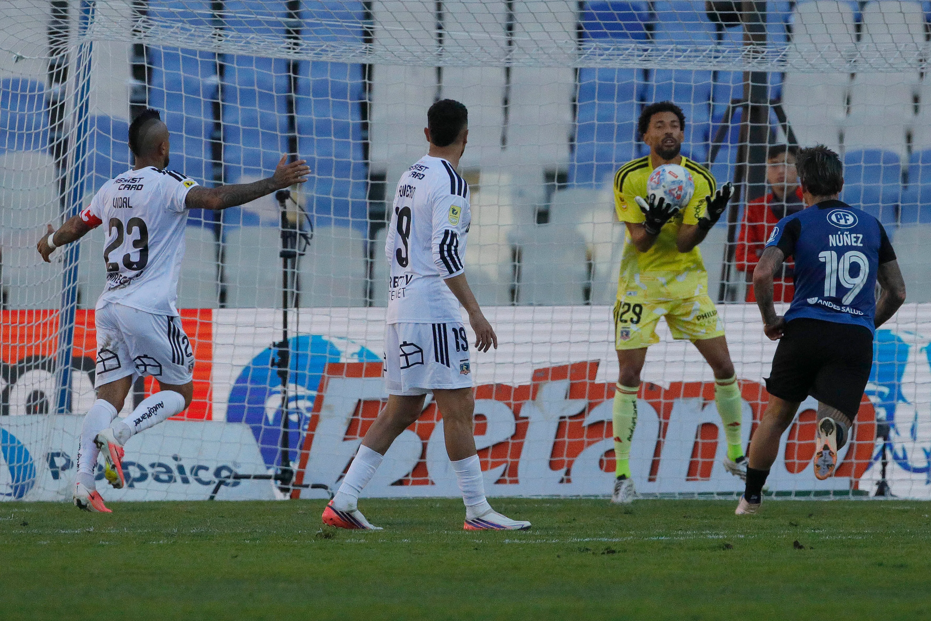 Vozinha embolsó este balón en el partido de Colo Colo vs Huachipato. (Marco Vazquez/Photosport).