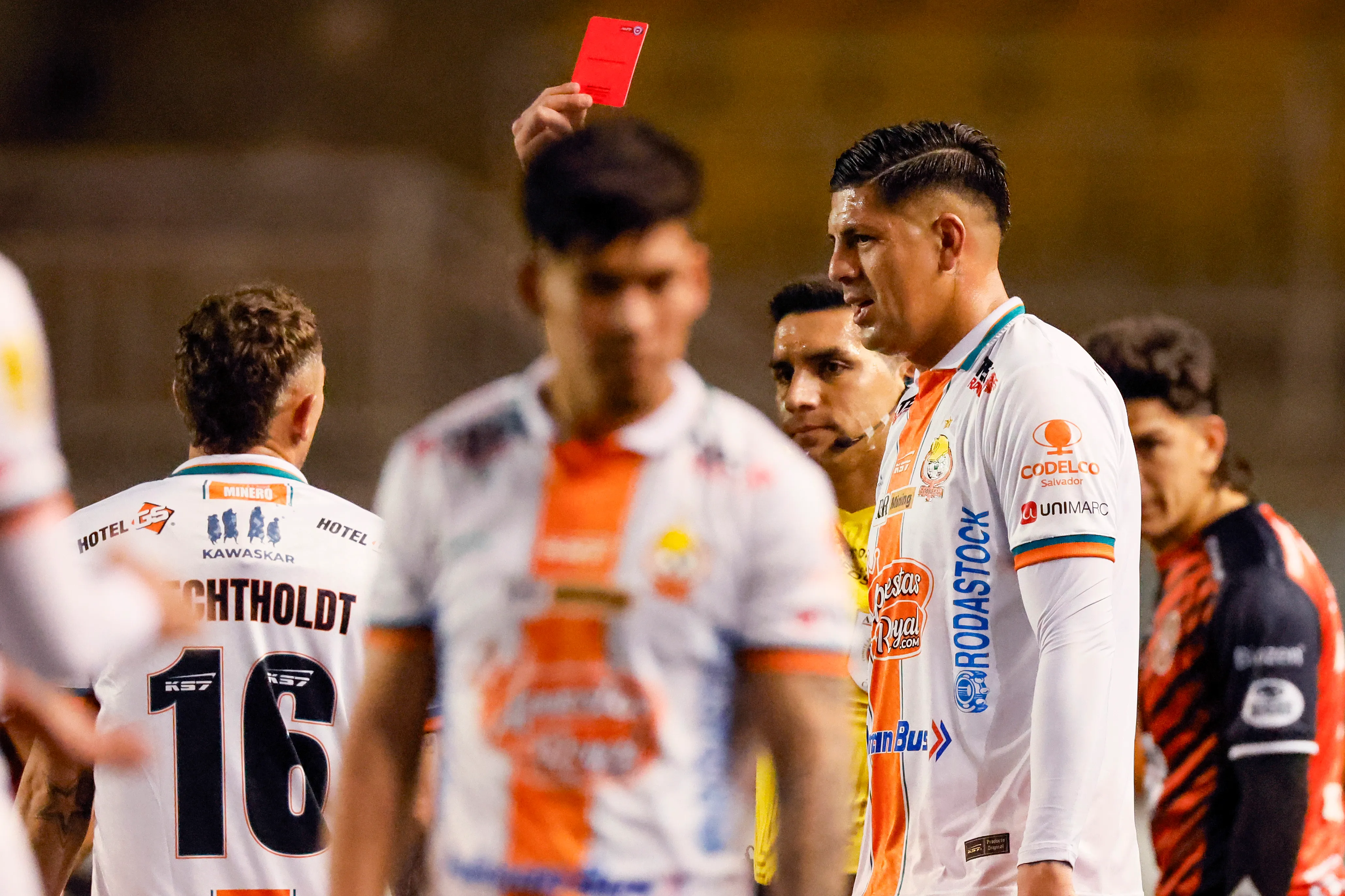 Después de revisar el VAR, el árbitro Matías Riquelme expulsó a Franco Bechtholdt. (Andrés Piña/Photosport).
