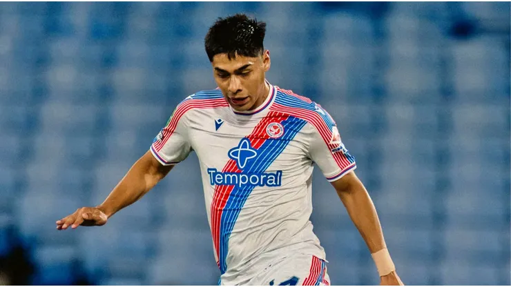 Darío Osorio juega su primer partido como titular en Inglaterra.