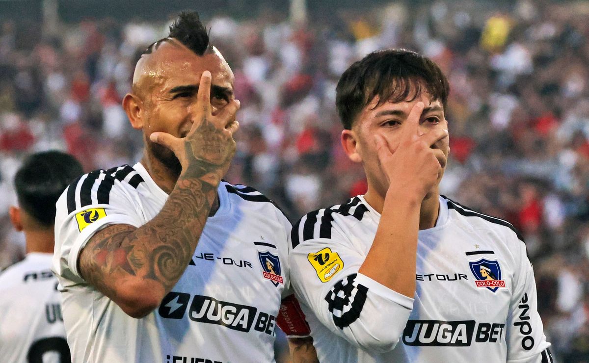 Leandro Hernández le explica a Vidal la dedicatoria en sus goles en Colo Colo: “El amor lo hizo volar”