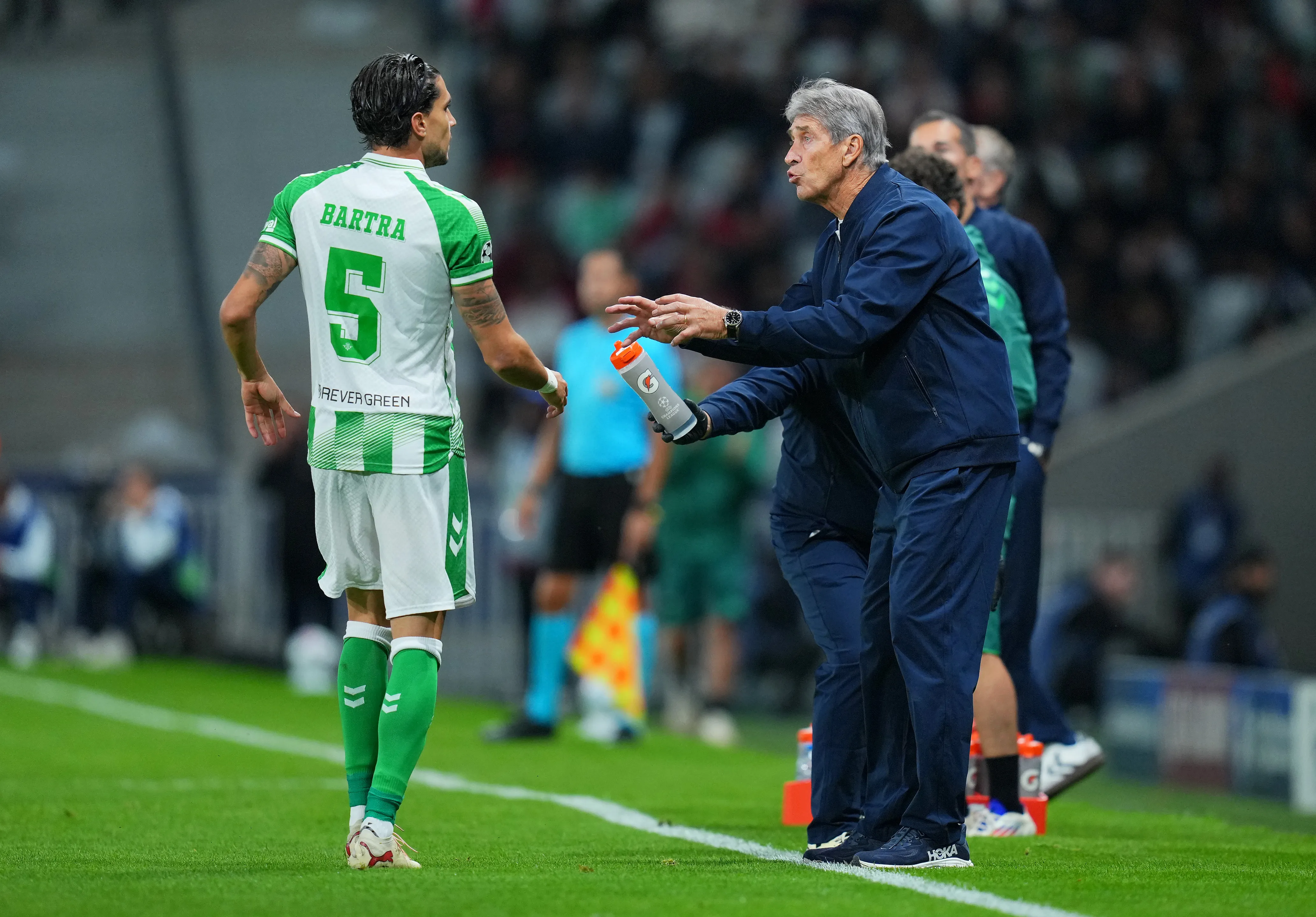 Pellegrini le explica a Bartra lo que se debe hacer en un córner corto