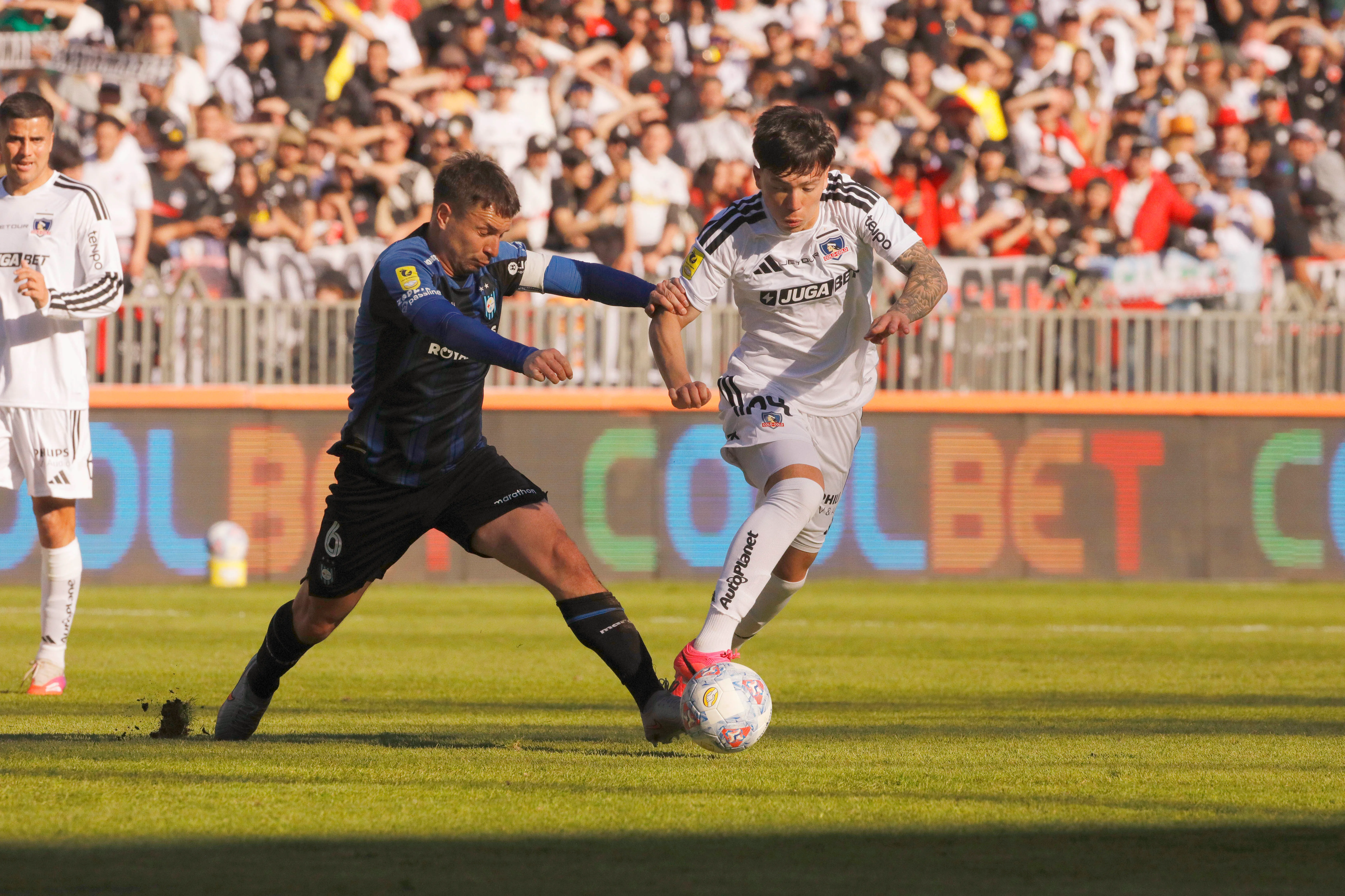 Leandro Hernández enfrenta la marca de Claudio Sepúlveda en el empate de Colo Colo vs Huachipato. (Marco Vázquez/Photosport).