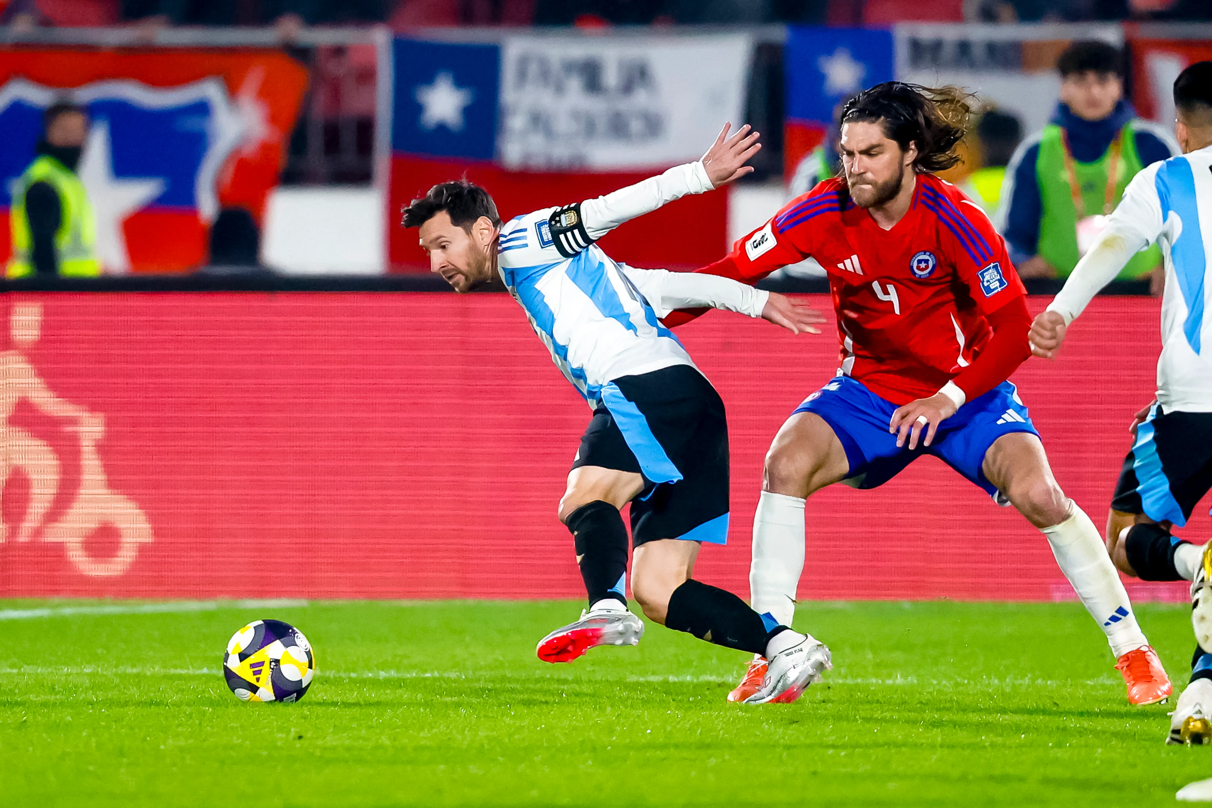 Francisco Sierralta intenta marcar a Lionel Messi. (Pepe Alvujar/Photosport).