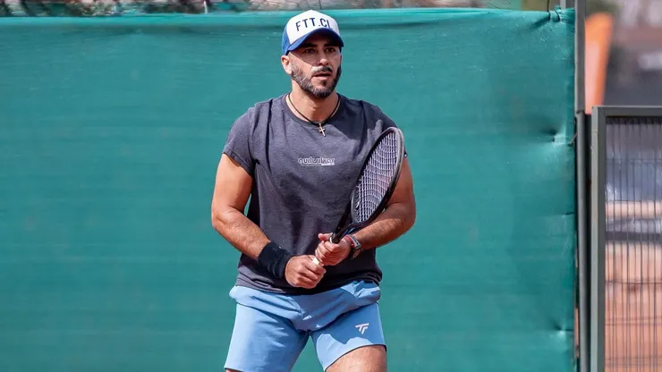 Johnny Herrera entrena para disputar un torneo de tenis.