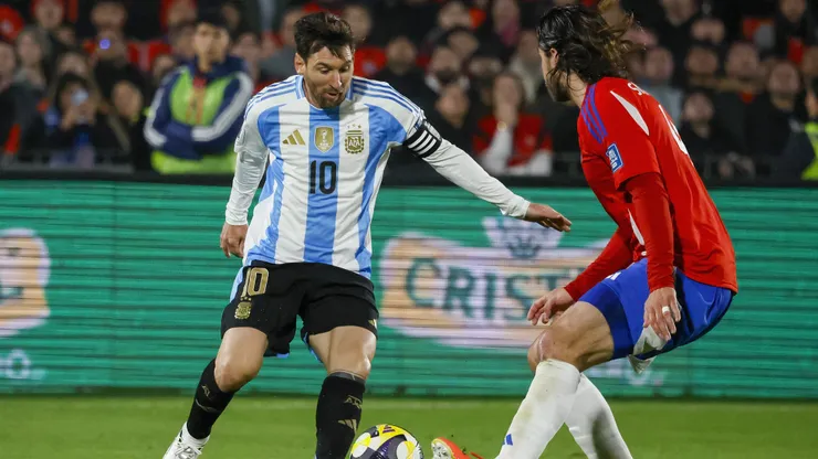 Sierralta intenta frenar a Lionel Messi en un partido entre Chile y Argentina.