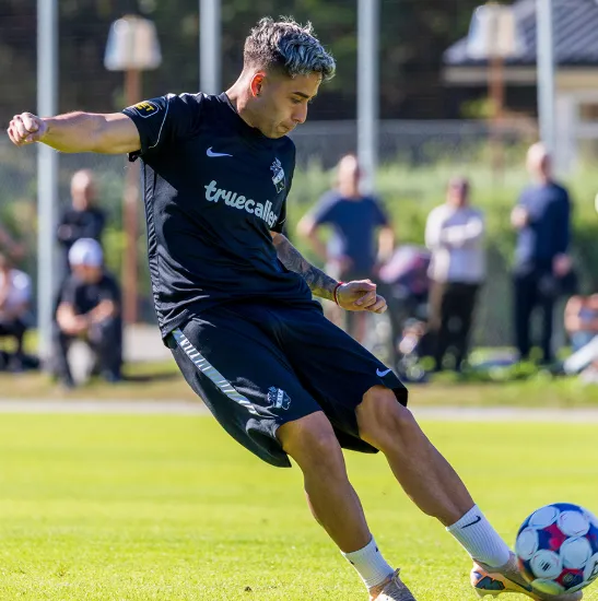 Lucas Assadi en una práctica con el AIK Solna.