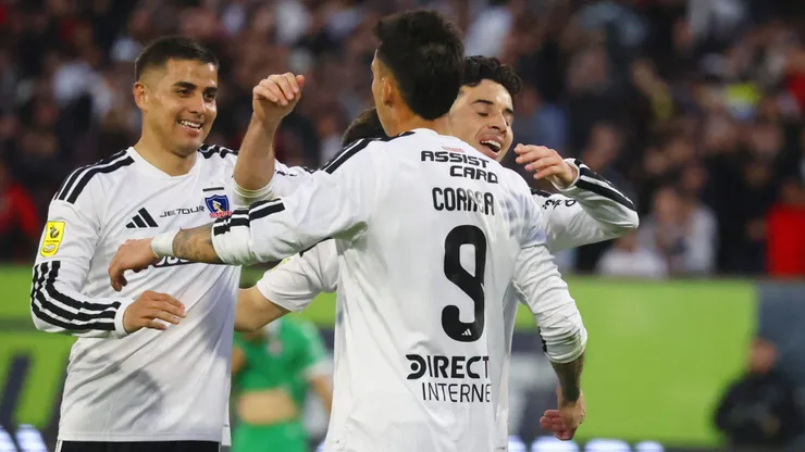 Álvaro Madrid, Javier Correa y Lautaro Pastrán festejan un gol albo ante Audax Italiano.
