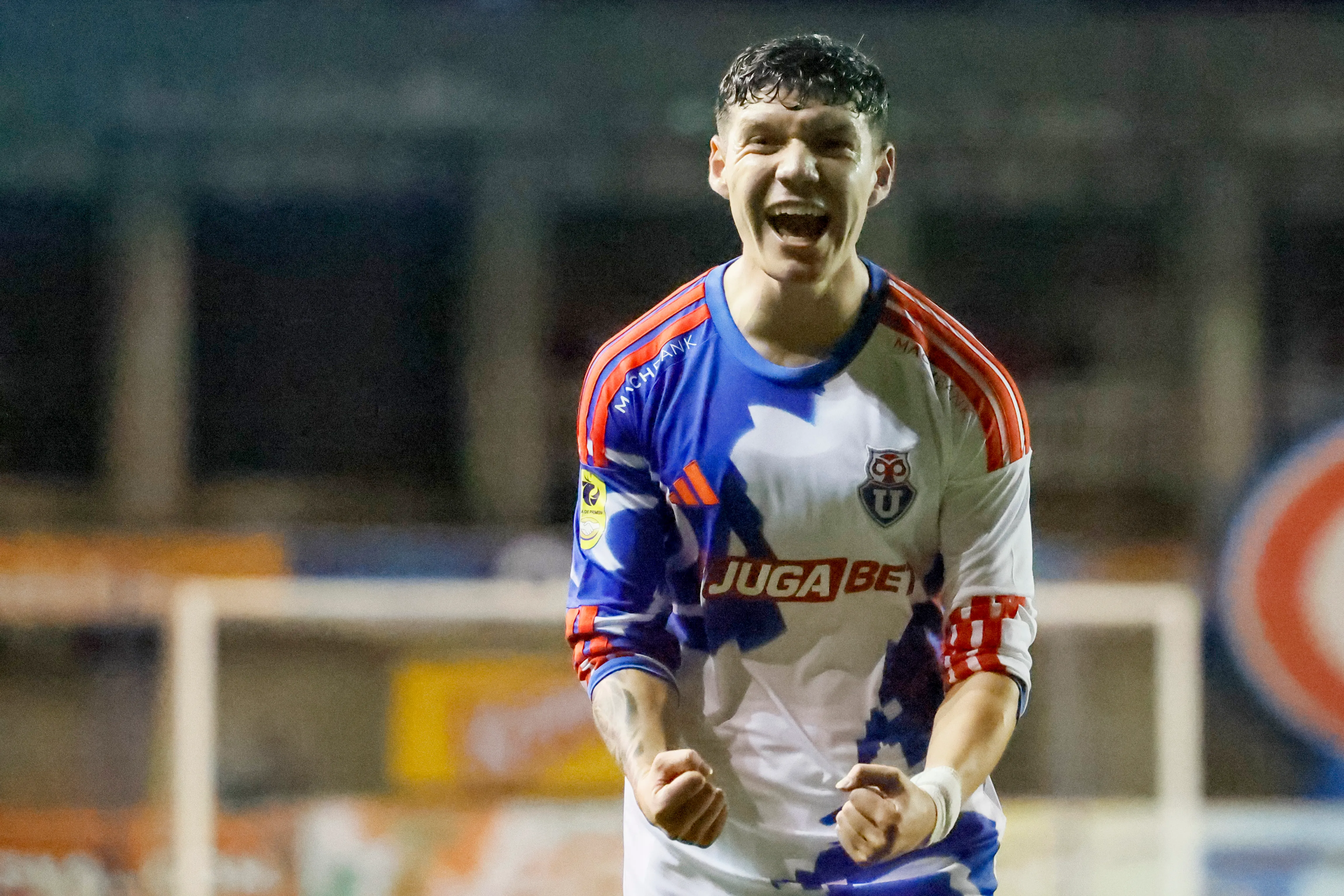 Agustín Arce se ha consolidado como titular en la U. Foto: Andres Pina/Photosport