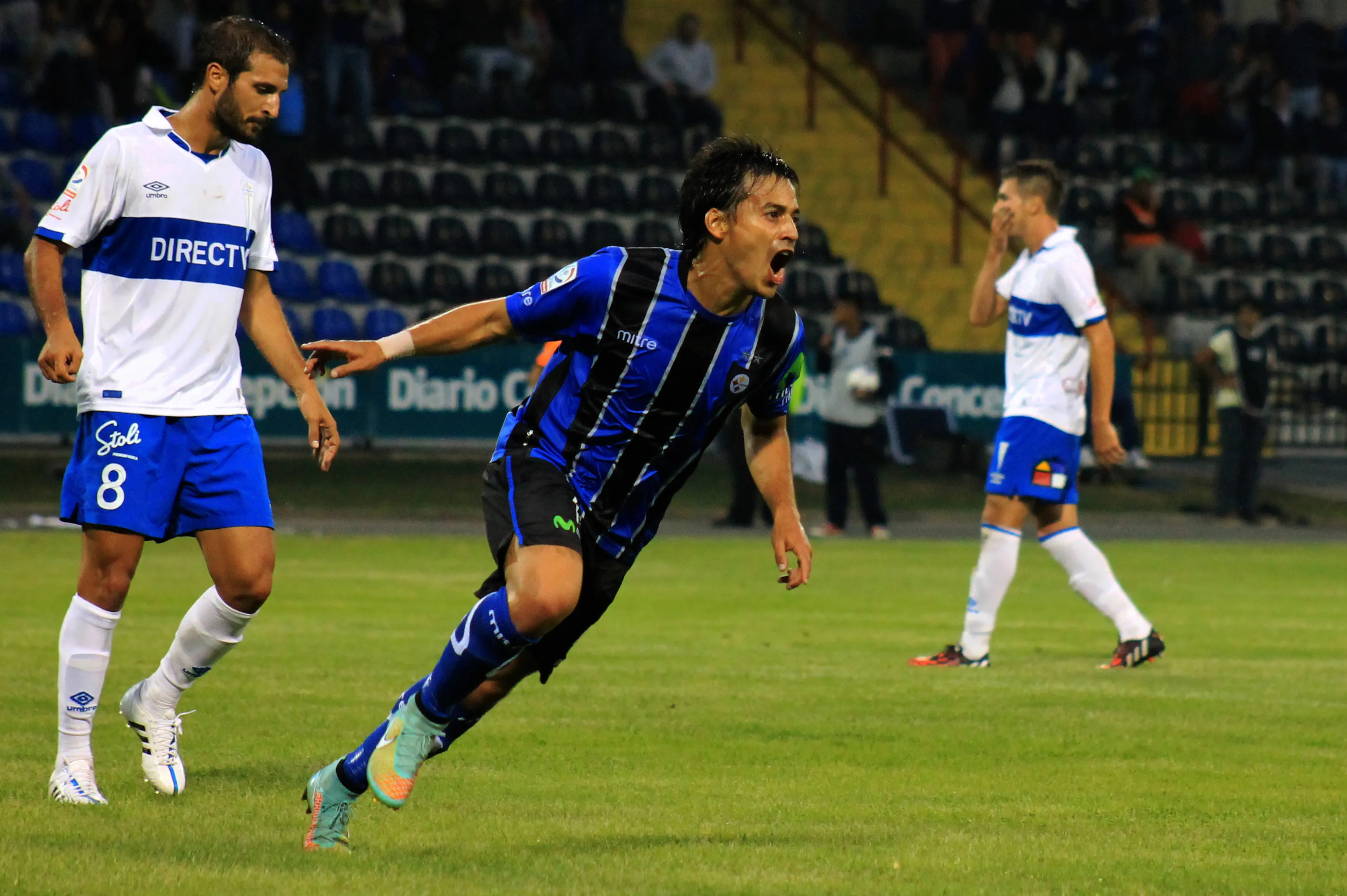 Carlos Espinosa llegó desde Huachipato a la Católica y así le gritó un gol a la UC. (Daniel Pino/Photosport).