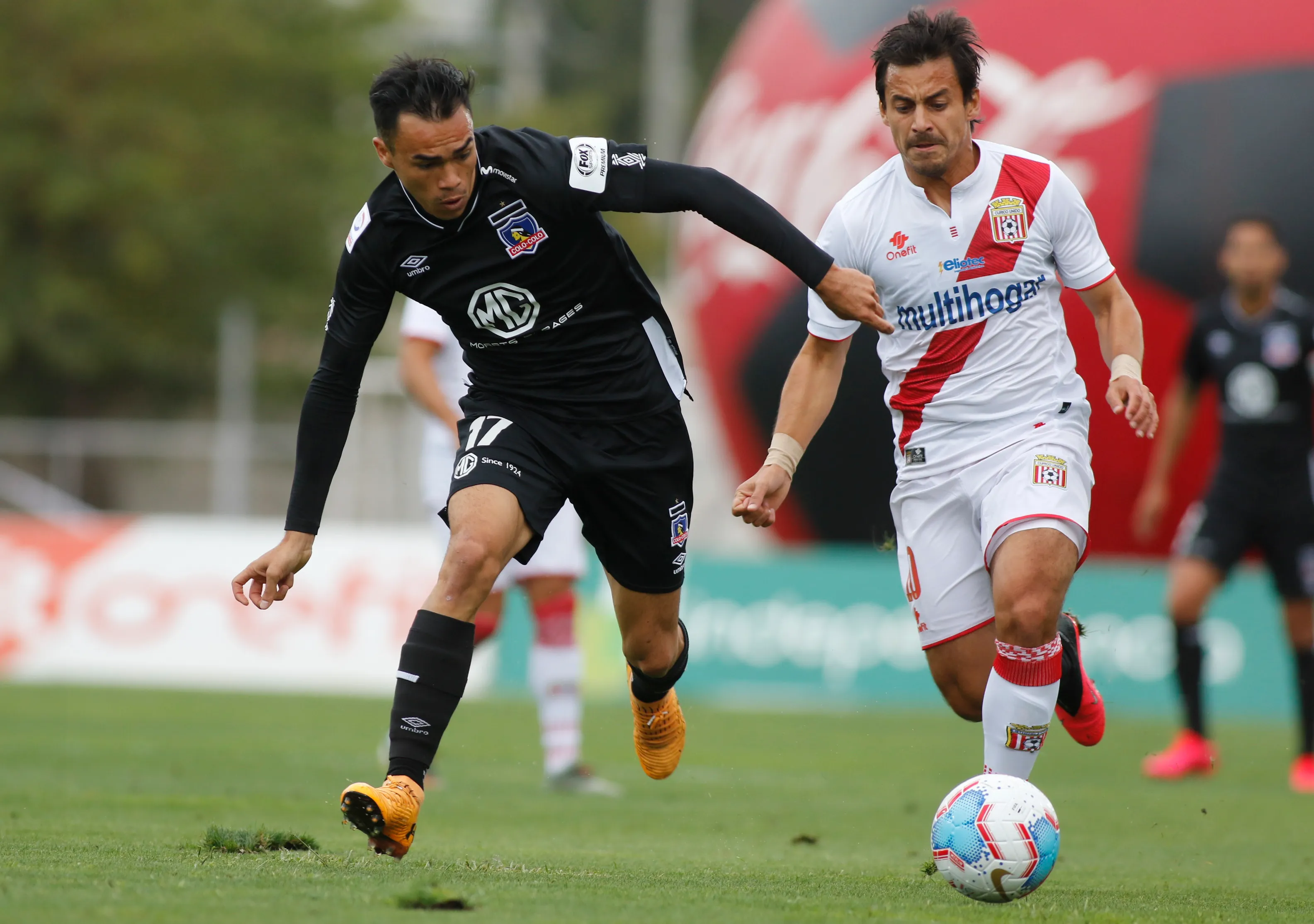 Carlos Espinosa enfrenta la marca de Gabriel Suazo en un duelo entre Curicó Unido vs Colo Colo. (Jose Robles/Photosport).