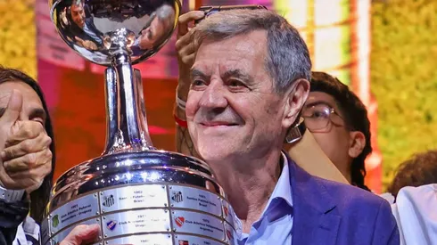 Jozic posó nuevamente con la Copa Libertadores.