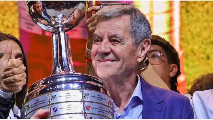 Jozic posó nuevamente con la Copa Libertadores.