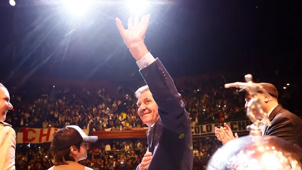 Mirko recibió el cariño de Colo Colo en el Teatro Caupolicán.