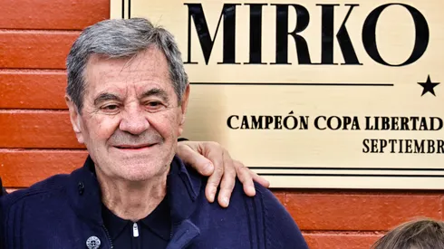 Mirko Jozic recibe todo tipo de homenajes en Colo Colo.