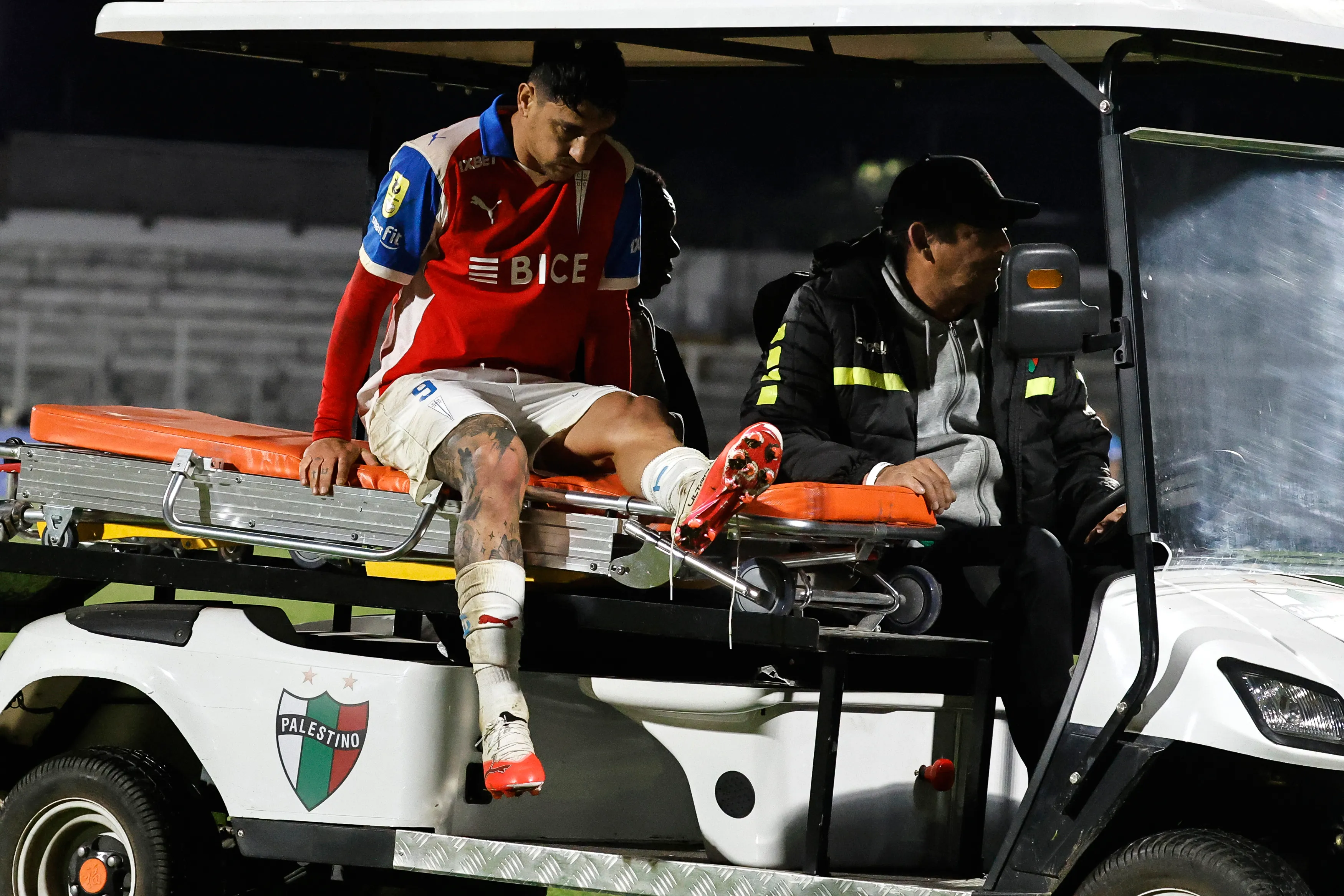 Zampedri fue retirado en camilla en La Cisterna. Foto: Diego Martin/Photosport