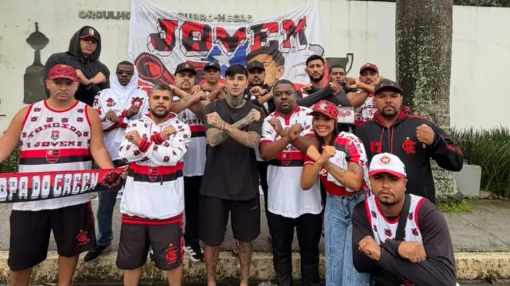 Erick Pulgar con una de las barras del Flamengo en Brasil.