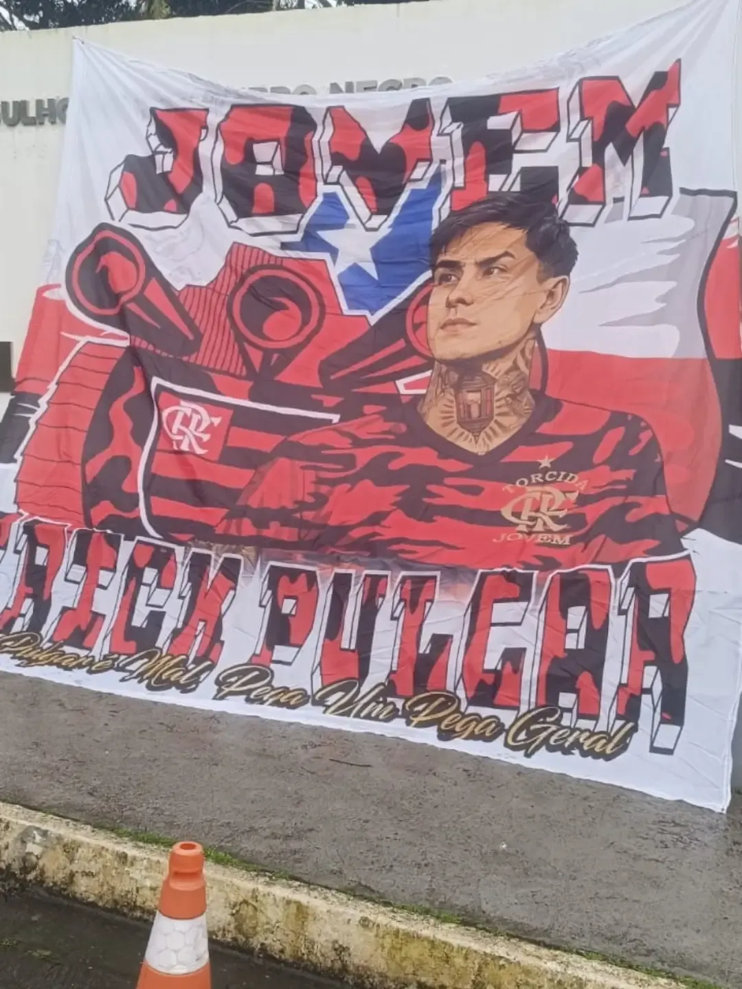 La bandera que le llevaron los hinchas de Flamengo.