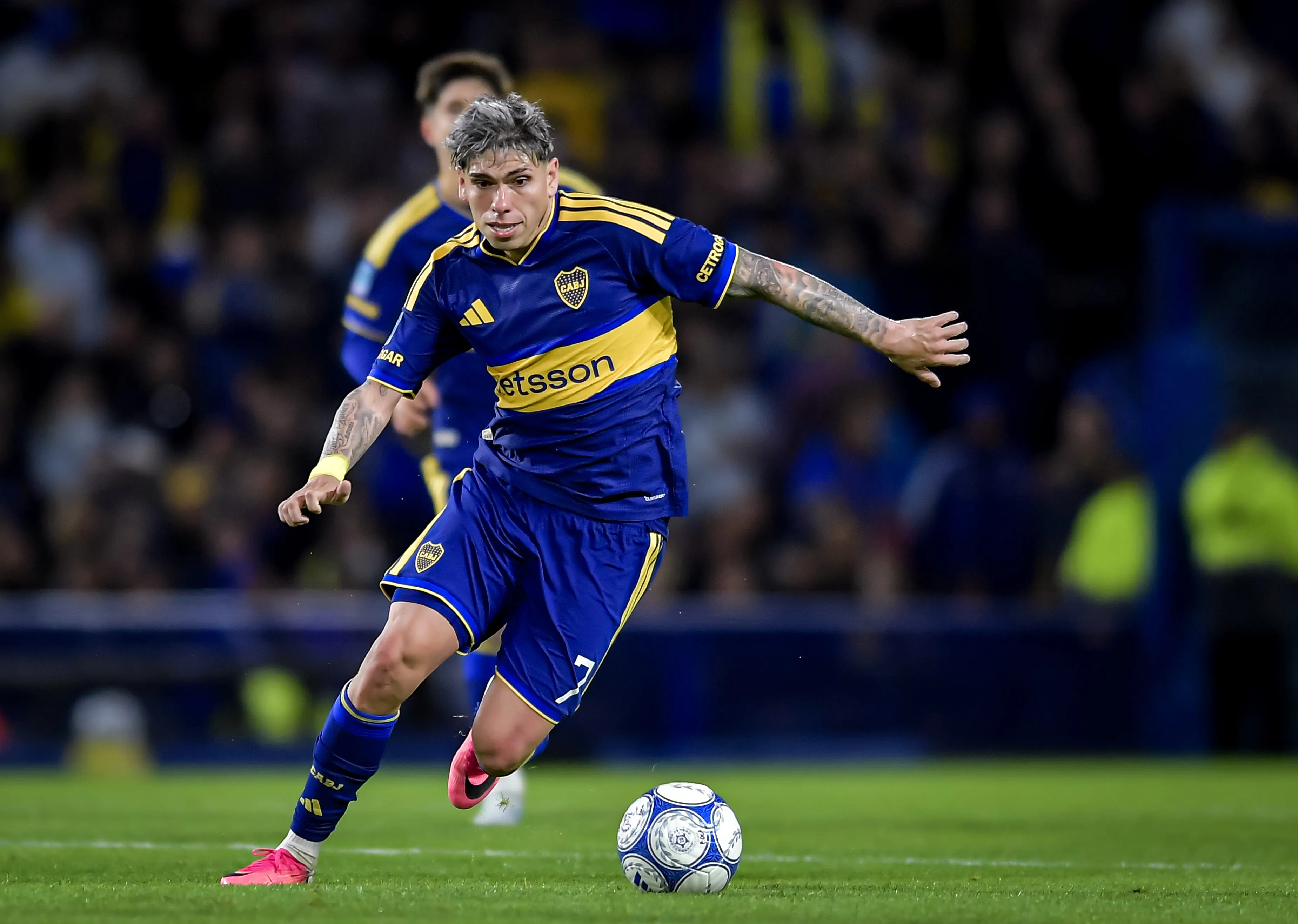Carlos Palacios en acción ante Central Córdoba. (Marcelo Endelli/Getty Images).