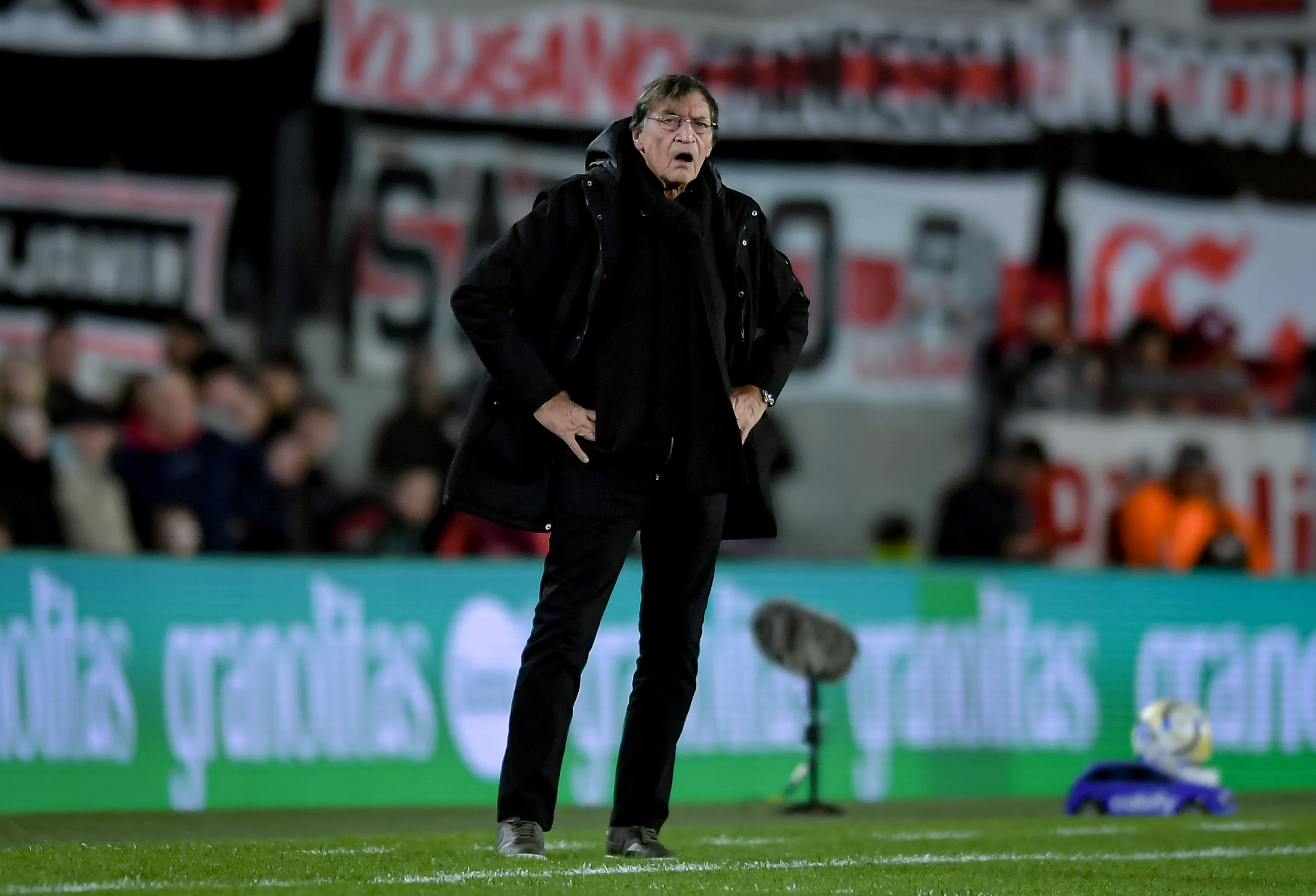 Julio César Falcioni terminó enardecido tras la derrota ante la Banda Sangre. (Marcelo Endelli/Getty Images).