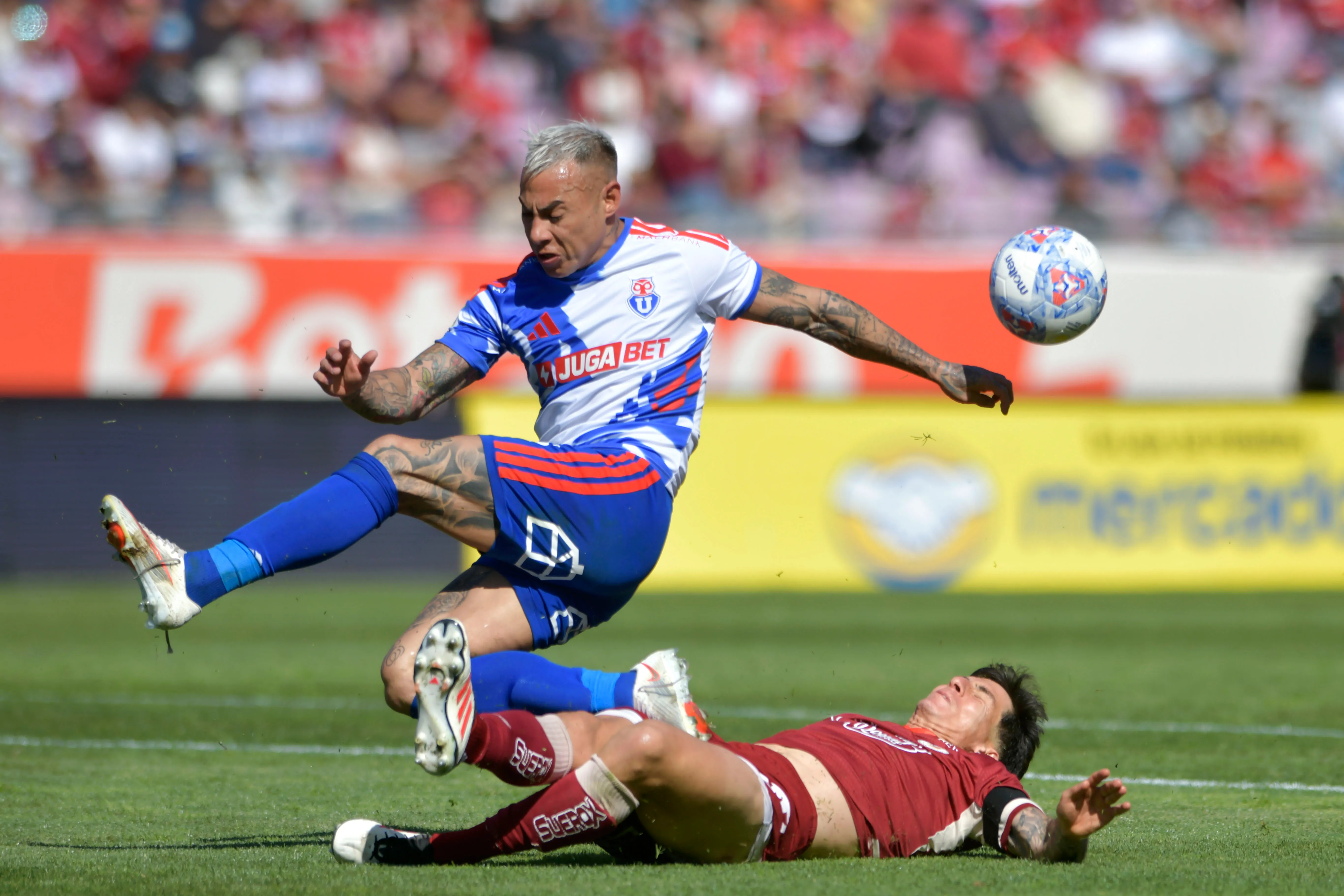 Eduardo Vargas estuvo muy activo pero no logró marcar en la U. Foto: Alejandro Pizarro Ubilla/Photosport