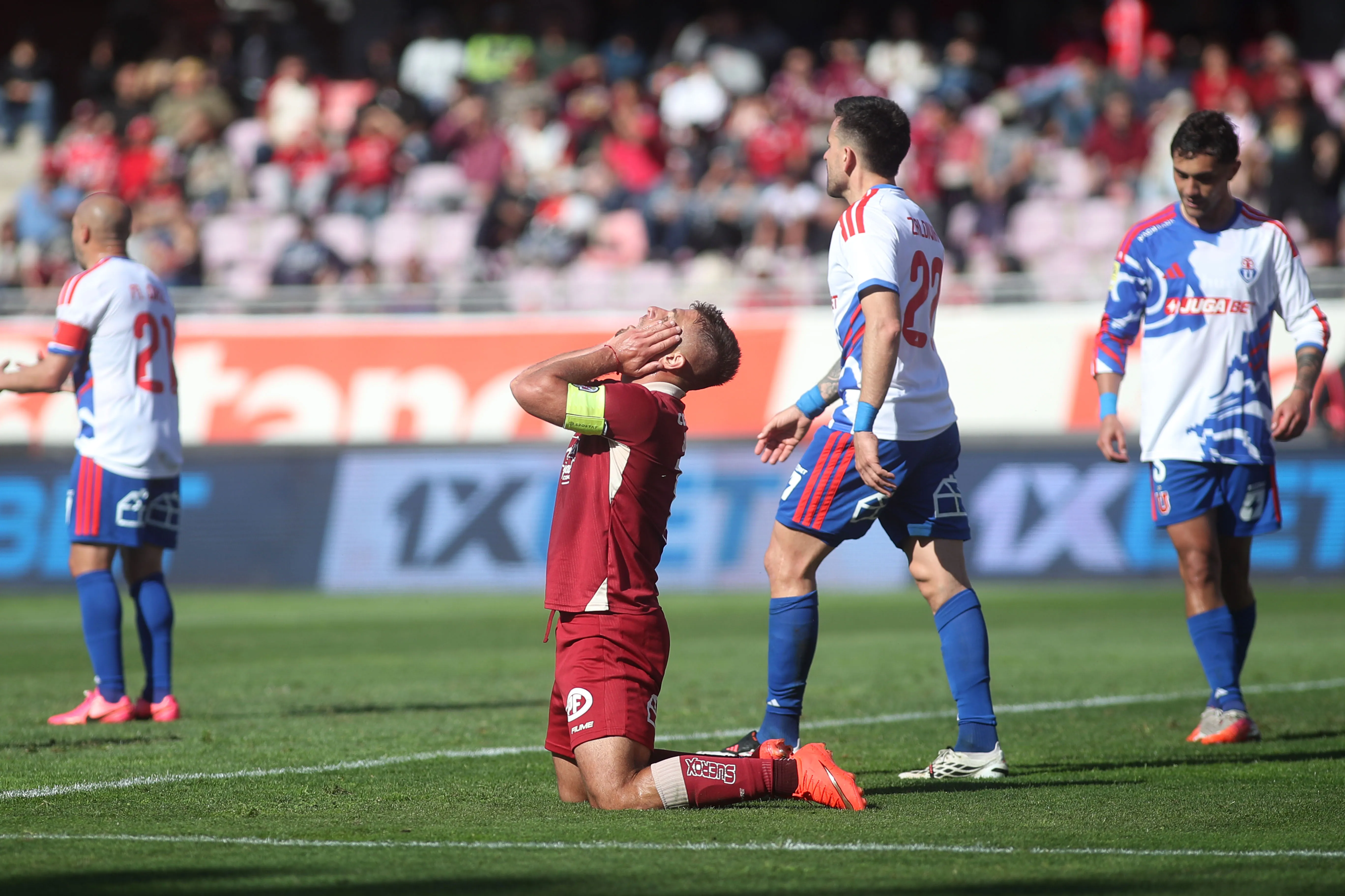 Matías Zaldivia mientras Diego Rubio se lamenta una ocasión errada. (Hernan Contreras/Photosport).
