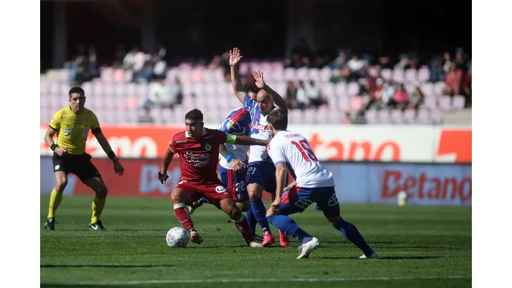 Futbol, La Serena vs U de Chile Vigsimo tercera fecha, Liga de Primera Mercado Libre 2026. El jugador de La Serena Jeisson Vargas, izquierda, disputa el baln con Marcelo Diaz de U de Chile, durante el partido de primera division realizado en el estadio La Portada de la Serena, Chile. 13/09/2026 Hernan Contreras/Photosport Football: La Serena vs. U de Chile Matchday 23, 2026 Mercado Libre First Division League. A La Serena player Jeisson Vargas vies for the ball with a U de Chile player during the First Division match held at La Portada Stadium in La Serena, Chile. September 13, 2026 Hernan Contreras/Photosport