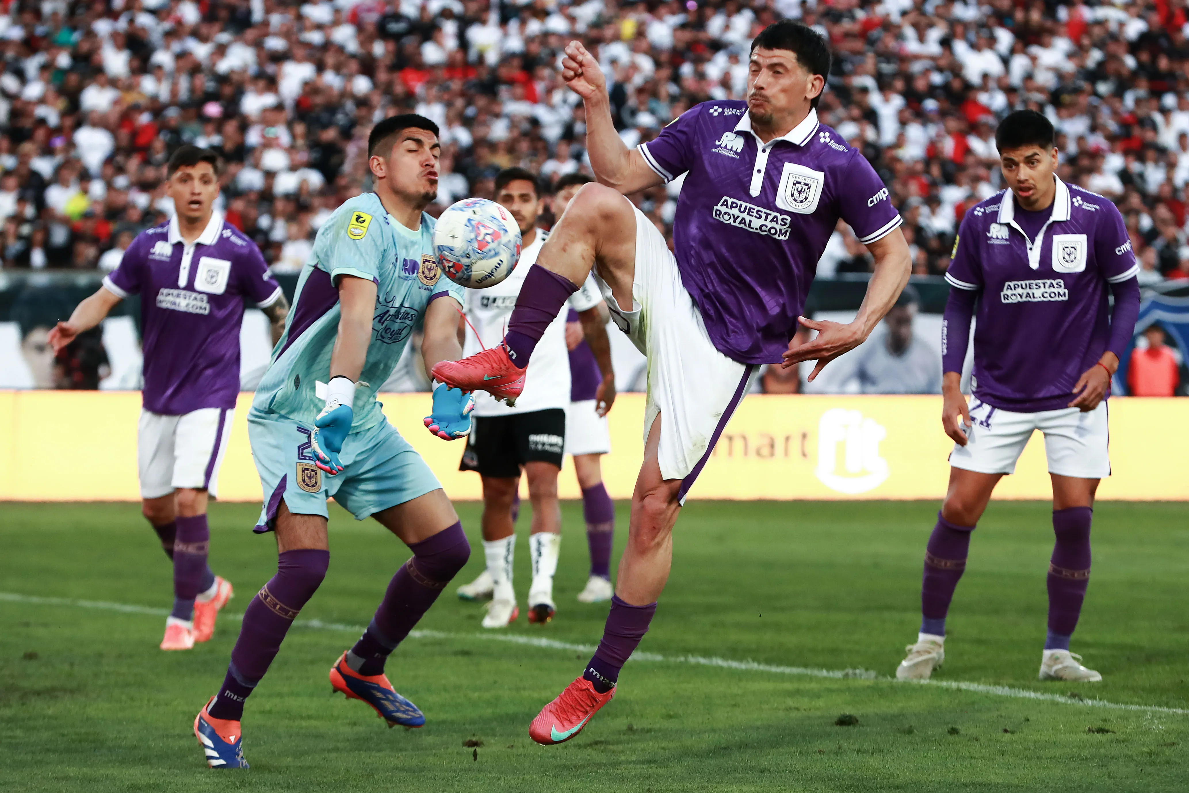Nicolás Araya tuvo un gran partido, pero no pudo hacer nada ante este “autogol ridículo”, como dijo el DT Fernando Díaz. (Felipe Zanca/Photosport).
