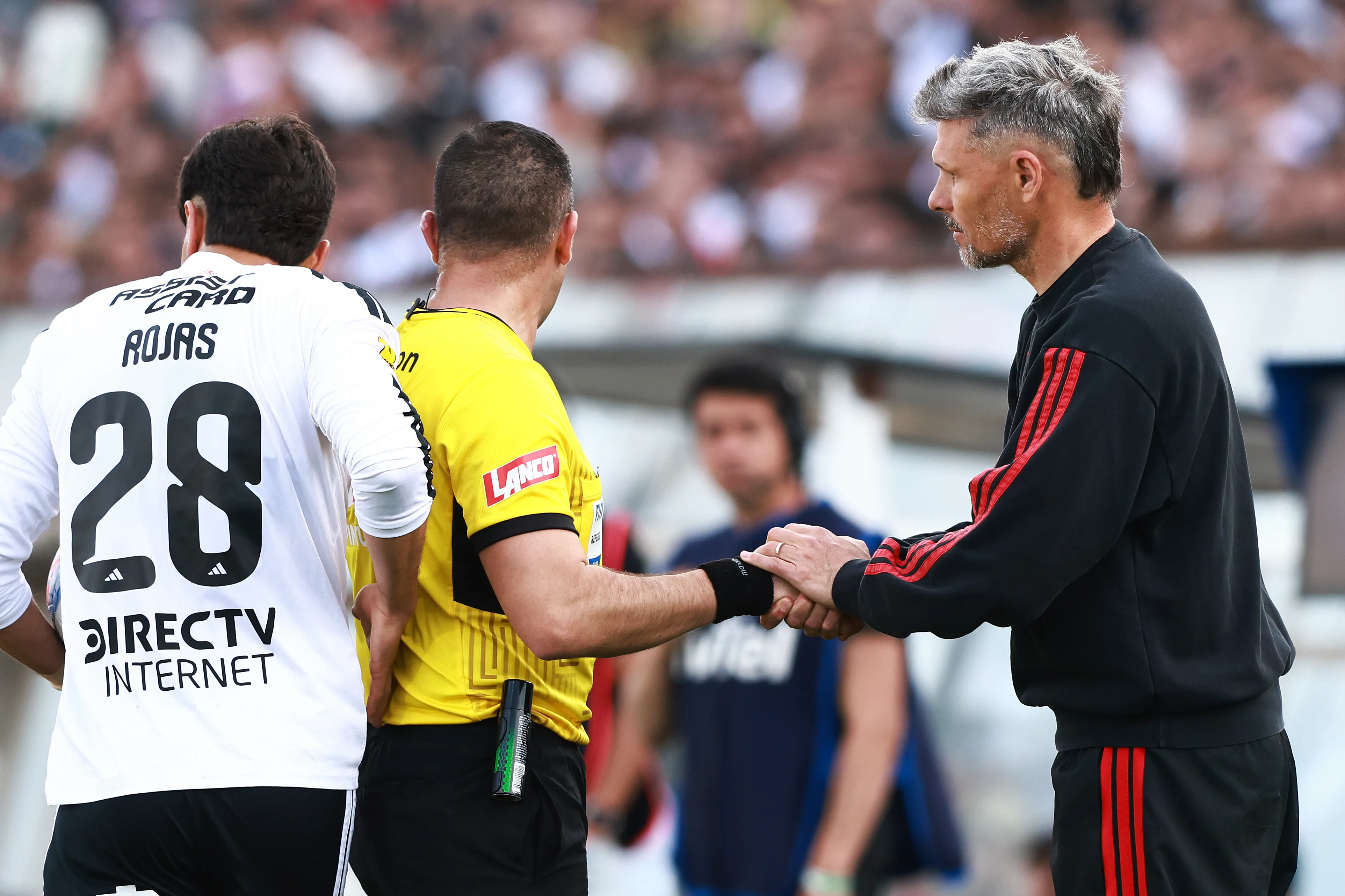 Fernando Ortiz en una conversación que tuvo con el árbitro Diego Flores durante el partido vs el Conce. (Felipe Zanca/Photosport).